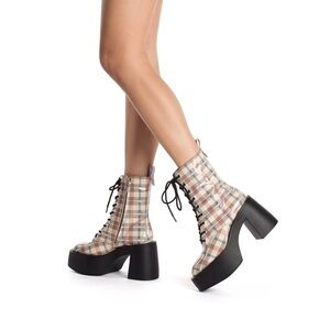 NEW!! Larroudé Olivia Platform Boots